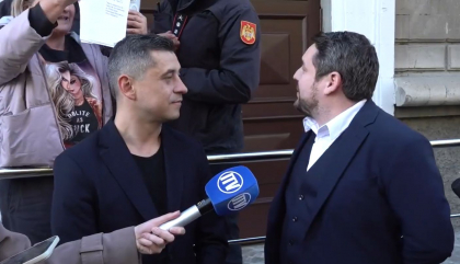 Show in fata sediului CEC. Presedintele Partidului Sansa si avocatul sau au incercat sa sustina o conferinta de presa, insa unii activisti nu i-au lasat sa vorbeasca: „Interveniti, va rog frumos” - VIDEO Show in fata sediului CEC. Presedintele Partidului Sansa si avocatul sau au incercat sa sustina o conferinta de presa, insa unii activisti nu i-au lasat sa vorbeasca: „Interveniti, va rog frumos” - VIDEO