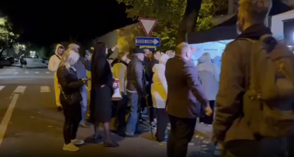 Protest in fata sediului PAS. Sustinatorii Partidului Sansa, revoltati: „Jos dictatura” - VIDEO