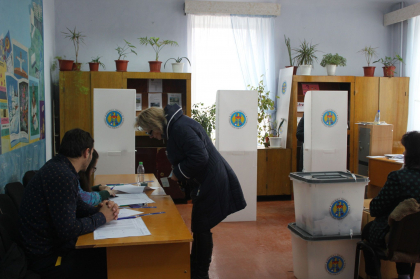 A venit baut la vot, si-a botit buletinul si l-a aruncat jos, la Telenesti. Ce nereguli au fost depistate la sectiile de votare din tara A venit baut la vot, si-a botit buletinul si l-a aruncat jos, la Telenesti. Ce nereguli au fost depistate la sectiile de votare din tara