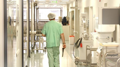 Tanara care a fost prinsa intre doua automobile, pe o strada din capitala, in stare extrem de grava la spital. Ce spun medicii
