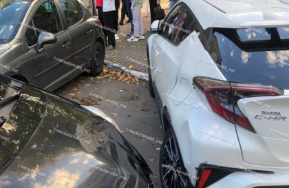 O tanara, prinsa intre doua automobile, dupa ce s-au ciocnit pe o strada din capitala. Soferul urmeaza sa fie retinut pentru 72 de ore - FOTO/VIDEO O tanara, prinsa intre doua automobile, dupa ce s-au ciocnit pe o strada din capitala. Soferul urmeaza sa fie retinut pentru 72 de ore - FOTO/VIDEO