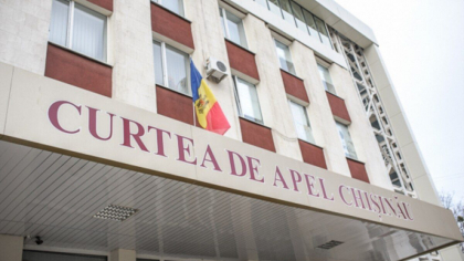 Barbatul care a incercat sa intre in tara cu peste jumatate de milion de euro intr-o valiza nu revine in izolator. Magistratii de la Curtea de Apel au respins recursul procurorilor PCCOCS Barbatul care a incercat sa intre in tara cu peste jumatate de milion de euro intr-o valiza nu revine in izolator. Magistratii de la Curtea de Apel au respins recursul procurorilor PCCOCS