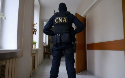 
Un politist de frontiera si un ofiter de investigatii - cercetati penal de CNA pentru corupere pasiva si trafic de influenta