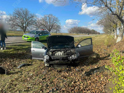 Doua persoane au ajuns la spital, dupa ce masina in care se aflau s-a izbit de un copac, la Ribnita. Automobilul, facut zob  - FOTO