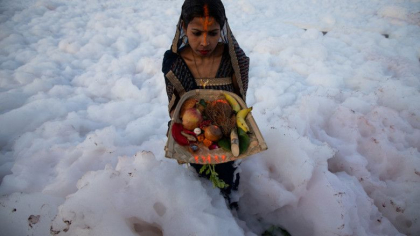 Spuma toxica a acoperit un rau sacru din India. Oamenii se scalda, se roaga si beau apa otravita - GALERIE FOTO Spuma toxica a acoperit un rau sacru din India. Oamenii se scalda, se roaga si beau apa otravita - GALERIE FOTO