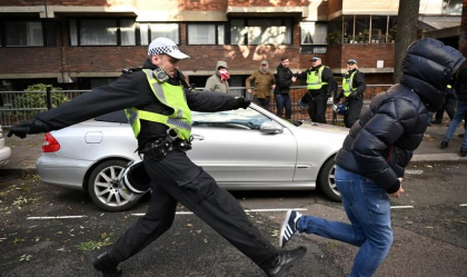 Inceput tensionat al unui mars urias pro-Palestina la Londra. Ciocniri intre politie si protestatari de extrema dreapta. Politistii se asteapta la o zi plina de provocari - VIDEO Inceput tensionat al unui mars urias pro-Palestina la Londra. Ciocniri intre politie si protestatari de extrema dreapta. Politistii se asteapta la o zi plina de provocari - VIDEO