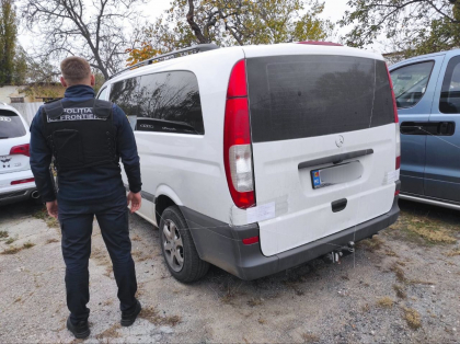 Peste 2200 de pachete de tigari, confiscate la vama de la un barbat cu dubla cetatenie - FOTO
Peste 2200 de pachete de tigari, confiscate la vama de la un barbat cu dubla cetatenie - FOTO