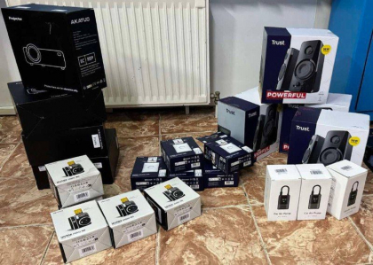 Un sofer a fost prins la vama cu aparate foto, boxe audio si alte dispozitive tehnice, transportate ilegal. Barbatul circula pe ruta „Germania-Moldova” - FOTO