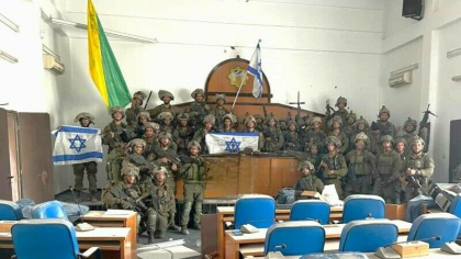 Armata israeliana a ocupat cladirea Parlamentului din Gaza si s-a pozat cu steaguri israeliene | FOTO
Armata israeliana a ocupat cladirea Parlamentului din Gaza si s-a pozat cu steaguri israeliene | FOTO