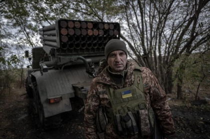 „Este vorba de o pozitie strategica, de asta au nevoie de el”: Rusii au intensificat asalturile asupra Avdiivka