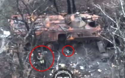 Un grup de soldati rusi se ascund de o drona kamikaze in carcasa unui blindat distrus. Detaliul ciudat dinaintea exploziei din interior - VIDEO Un grup de soldati rusi se ascund de o drona kamikaze in carcasa unui blindat distrus. Detaliul ciudat dinaintea exploziei din interior - VIDEO