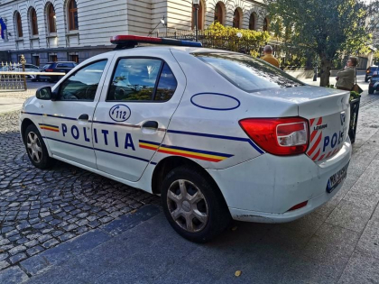 Fata izbita de o masina pe o trecere de pietoni din Bucuresti si abandonata acolo. Victima intinsa pe asfalt, ocolita de soferi - imagini socante
Fata izbita de o masina pe o trecere de pietoni din Bucuresti si abandonata acolo. Victima intinsa pe asfalt, ocolita de soferi - imagini socante