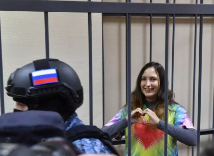 O artista din Rusia, condamnata la 7 ani de inchisoare pentru ca a inlocuit etichete de pret cu abtibilduri cu mesaje anti-razboi 