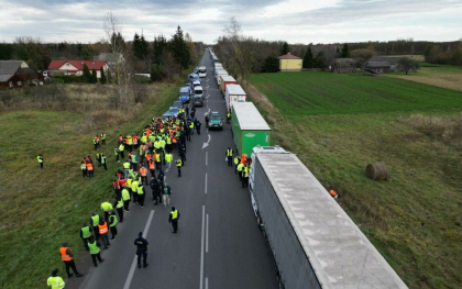 Transportatorii polonezi, protest urias impotriva colegilor din Ucraina. Principalele puncte de frontiera, blocate