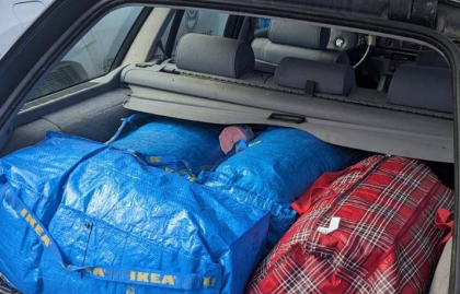 Transport ilegal de haine. Politistii de frontiera au gasit mai multe genti cu articole vestimentare in masina unui moldovean - FOTO