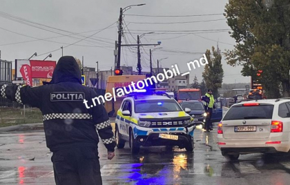 Accident cu implicarea unei masini de politie, la Chisinau - FOTO Accident cu implicarea unei masini de politie, la Chisinau - FOTO