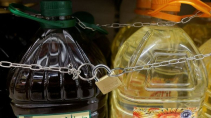 Magazinele din Spania au montat sisteme antifurt pe sticlele de ulei de masline: „Este o masura nebuna, extrema, dar a functionat”