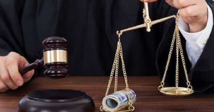 A luat 20 000 de mii de lei de la un client, fara sa presteze serviciile pentru care a fost platit. Un avocat, trimis pe banca acuzatilor pentru escrocherie A luat 20 000 de mii de lei de la un client, fara sa presteze serviciile pentru care a fost platit. Un avocat, trimis pe banca acuzatilor pentru escrocherie