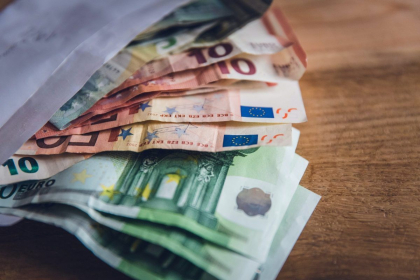 Un barbat din capitala - retinut pentru trafic de influenta. Procuratura Anticoruptie: „A pretins, acceptat si primit in trei transe suma totala de 12 800 euro”