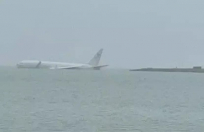 Un avion al marinei americane a iesit de pe pista si s-a prabusit in mare, cu noua oameni la bord, in Hawaii - VIDEO