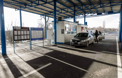 Erau 74 la numar - ce a gasit patrupedul Uran in bagajul unei moldovence - FOTO Erau 74 la numar - ce a gasit patrupedul Uran in bagajul unei moldovence - FOTO