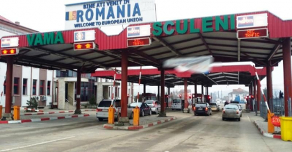 Presa: Perchezitii la Vama Sculeni. Vamesi si politisti de frontiera - suspectati ca ar fi luat mita pentru a permite trecerea, fara controale, a unor masini cu marfuri din Moldova