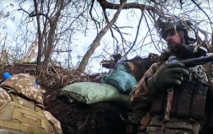 Film de razboi: Cineastul ucrainean Oleg Sentov a filmat cap-coada, din transee, o batalie purtata de plutonul pe care il comanda la Avdiivka - VIDEO Film de razboi: Cineastul ucrainean Oleg Sentov a filmat cap-coada, din transee, o batalie purtata de plutonul pe care il comanda la Avdiivka - VIDEO
