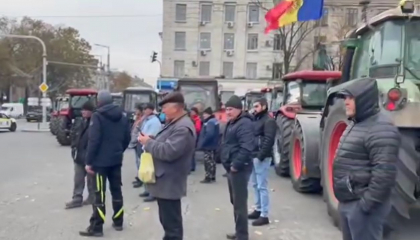 Primele tractoare au ajuns in PMAN. Un protestatar - nemultumit de actiunile politiei: „Dati-va de langa mine” - VIDEO