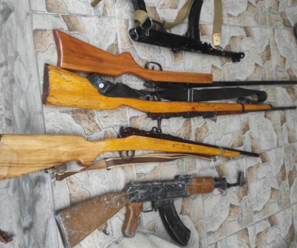 Patru arme de model necunoscut si una asemanatoare automatului Kalasnikov - gasite in urma unor perchezitii la un barbat din Riscani. Politia: „Le detinea ilegal”