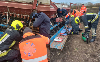 Incident nefericit. Un barbat din Orhei a fost salvat, dupa ce a ramas blocat intr-o semanatoare agricola - FOTO Incident nefericit. Un barbat din Orhei a fost salvat, dupa ce a ramas blocat intr-o semanatoare agricola - FOTO