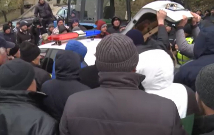 A fost deschisa o cauza penala, dupa ce mai multi agricultori au inconjurat o masina a politiei si au luat-o pe sus. Seful IGP: „Nu are dreptul nimeni de a atenta la aceste bunuri” 