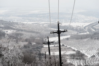 Vantul puternic si ninsoarea au produs deconectari in retelele electrice. Aproape 60 de localitati din sudul tarii, ramase fara lumina 