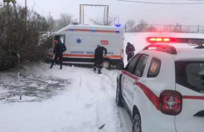 O ambulanta cu o echipa de medici, care se deplasa spre un pacient, a derapat de pe traseu, la Ceadir-Lunga - FOTO
