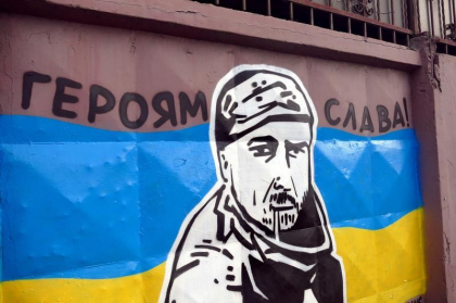 Statuie ridicata in onoarea soldatului filmat fumand ostentativ in fata rusilor si care a spus Slava Ukraini inainte sa fie executat - FOTO