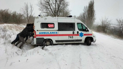 Ambulante blocate pe drumurile tarii, avand pacienti cu traume. Medicii de la urgenta au lucrat in regim alert, din cauza conditiilor meteo