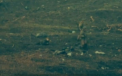 Imagini brutale cu 2 soldati rusi care isi abandoneaza un camarad ranit si ii iau paltonul. Karma ii loveste naprasnic - VIDEO