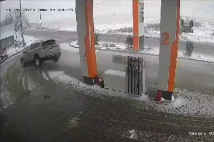 A „zburat” cu masina pe langa pompa unei benzinarii si a ajuns intr-o casa, la Iasi. O moldoveanca, transportata la spital - VIDEO A „zburat” cu masina pe langa pompa unei benzinarii si a ajuns intr-o casa, la Iasi. O moldoveanca, transportata la spital - VIDEO