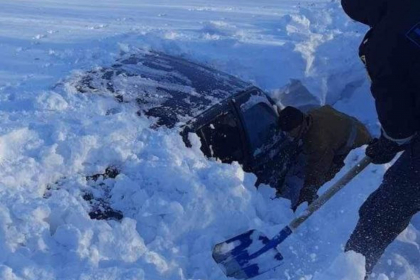 Tragedia de la Causeni: Momentul in care cele doua persoane gasite fara suflare sunt scoase din masina acoperita in totalitate cu zapada - FOTO Tragedia de la Causeni: Momentul in care cele doua persoane gasite fara suflare sunt scoase din masina acoperita in totalitate cu zapada - FOTO