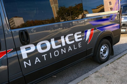 Un barbat din Franta s-a predat politiei dupa ce si-a omorat toate cele trei fiice
Un barbat din Franta s-a predat politiei dupa ce si-a omorat toate cele trei fiice