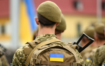 Ucrainenii trag cu tot ce au: Soldatii Kievului folosesc o mitraliera din Primul Razboi Mondial Ucrainenii trag cu tot ce au: Soldatii Kievului folosesc o mitraliera din Primul Razboi Mondial