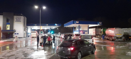 S-au format ambuteiaje la vama Palanca si Tudora, iar zeci de automobile asteapta sa treaca frontiera. Care este motivul - FOTO