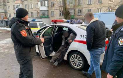 Un adolescent de 16 ani, prins cu sapte pachetele de droguri pe o strada din capitala - FOTO Un adolescent de 16 ani, prins cu sapte pachetele de droguri pe o strada din capitala - FOTO