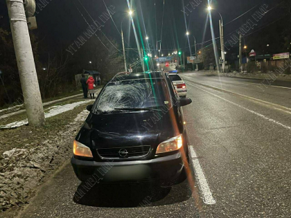 A trecut la rosu si a ajuns sub rotile unei masini. Un barbat de 49 de ani din stanga Nistrului, transportat la spital - FOTO A trecut la rosu si a ajuns sub rotile unei masini. Un barbat de 49 de ani din stanga Nistrului, transportat la spital - FOTO
