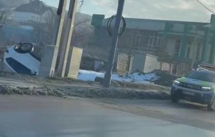 Viteza excesiva provoaca accidente. O soferita a ajuns la spital, dupa ce s-a rasturnat cu masina in sant - VIDEO