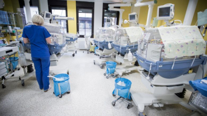 O femeie a nascut gemeni la 70 de ani. Sotul ei a parasit-o cand a aflat ca va naste doi copii, nu unul O femeie a nascut gemeni la 70 de ani. Sotul ei a parasit-o cand a aflat ca va naste doi copii, nu unul