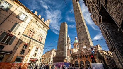 „Situatia este extrem de critica”. Turnul inclinat din Bologna a fost inchis pentru ca risca sa se prabuseasca - GALERIE FOTO
