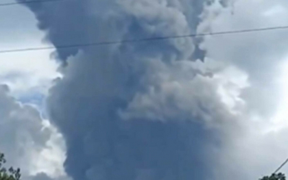 Eruptie a vulcanului Marapi, Indonezia. Coloana de cenusa a ajuns pana la trei kilometri altitudine Eruptie a vulcanului Marapi, Indonezia. Coloana de cenusa a ajuns pana la trei kilometri altitudine