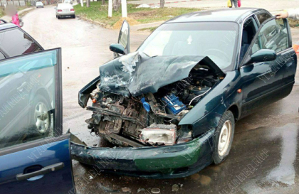Accident la Dubasari. Pasagerul unui taxi a ajuns la spital, dupa ce doua masini s-au ciocnit intr-o intersectie - FOTO Accident la Dubasari. Pasagerul unui taxi a ajuns la spital, dupa ce doua masini s-au ciocnit intr-o intersectie - FOTO