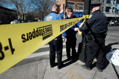 New York: Un barbat si-a ucis patru membri ai familiei si a ranit doi politisti inainte de a fi ucis New York: Un barbat si-a ucis patru membri ai familiei si a ranit doi politisti inainte de a fi ucis