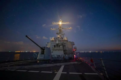 O nava de razboi americana si mai multe nave comerciale au fost atacate in Marea Rosie O nava de razboi americana si mai multe nave comerciale au fost atacate in Marea Rosie